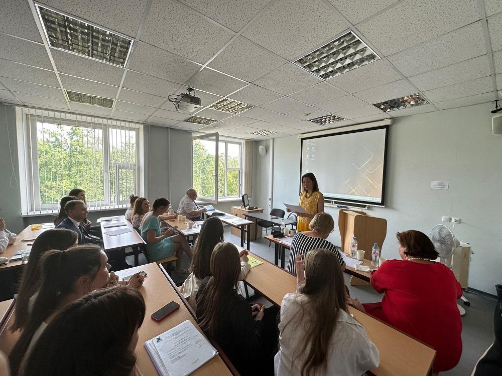 Поздравляем студентов выпускных курсов кафедры маркетинга с успешной защитой ВКР!