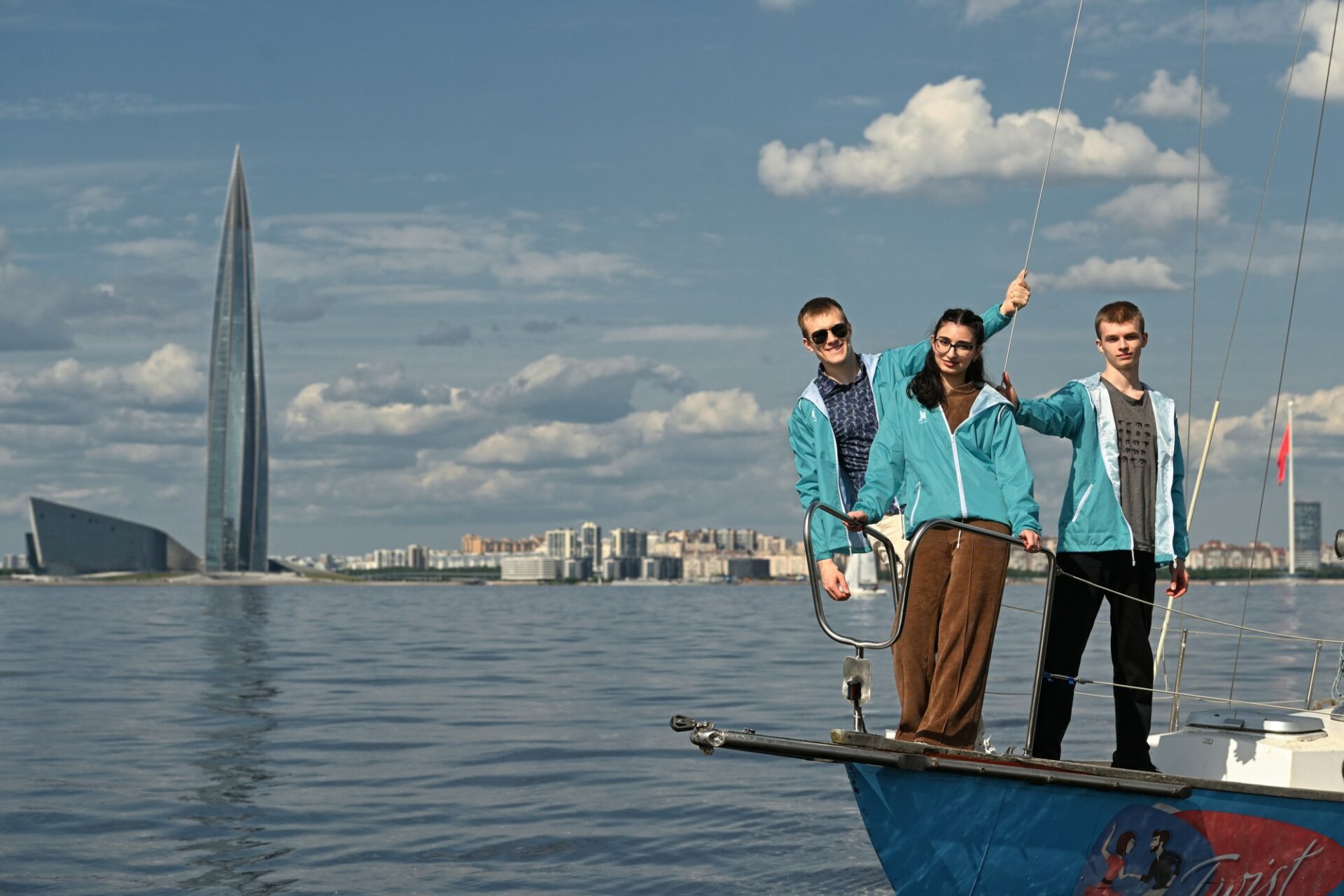 Лучшие выпускники СПбГЭУ 2025 прошли по&nbsp;Финскому заливу на&nbsp;яхтах с&nbsp;грифоном