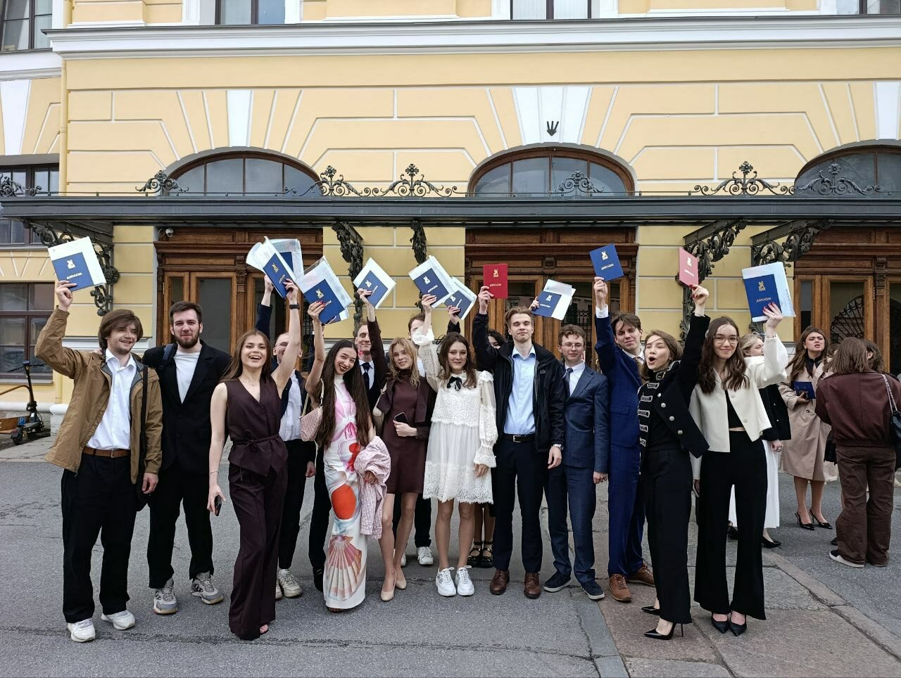 Вручение дипломов бакалавра студентам кафедры банков, финансовых рынков и&nbsp;страхования