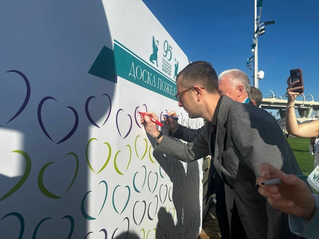 «Петербургский дневник»: Вице-губернатор Борис Пиотровский посетил Гала-выпускной СПбГЭУ