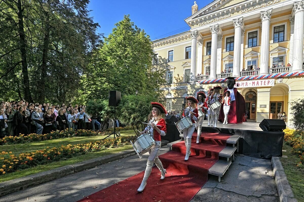 Посвящение в первокурсники СПбГЭУ 2025