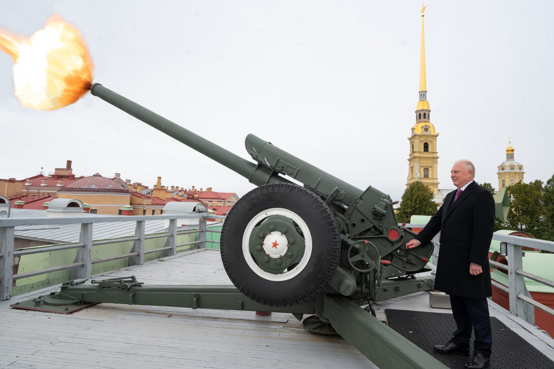 Ректор СПбГЭУ выстрелил из&nbsp;пушки Нарышкина бастиона в&nbsp;честь 95-летия вуза