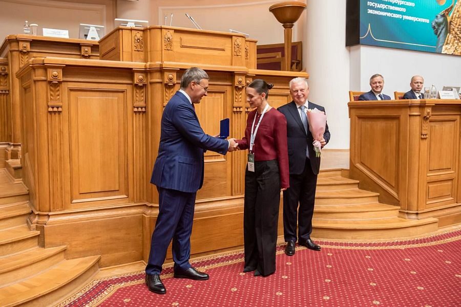 Валерий Фальков вручил ведомственные награды сотрудникам СПбГЭУ