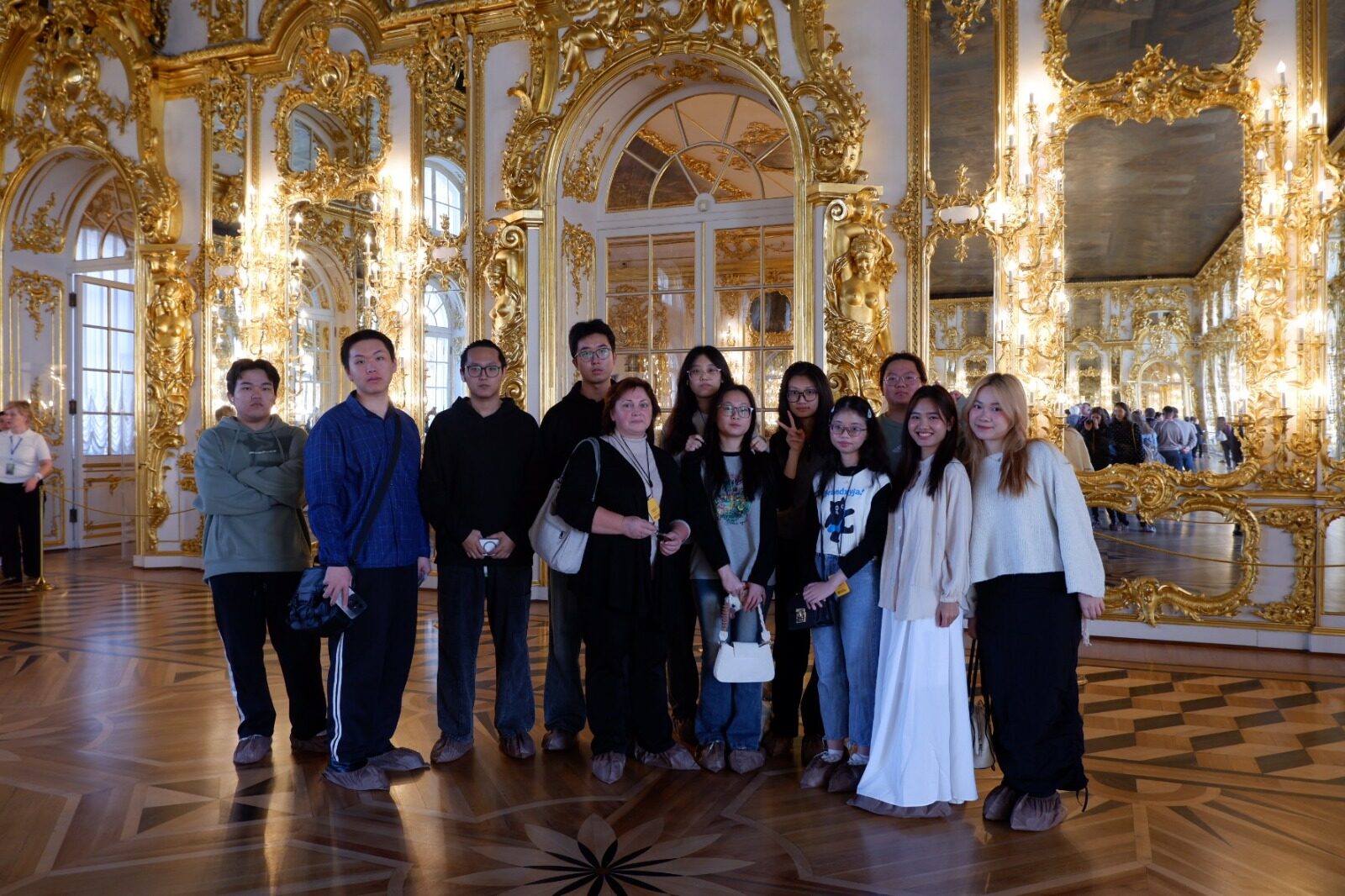 Иностранные студенты открывают великолепие Екатерининского дворца