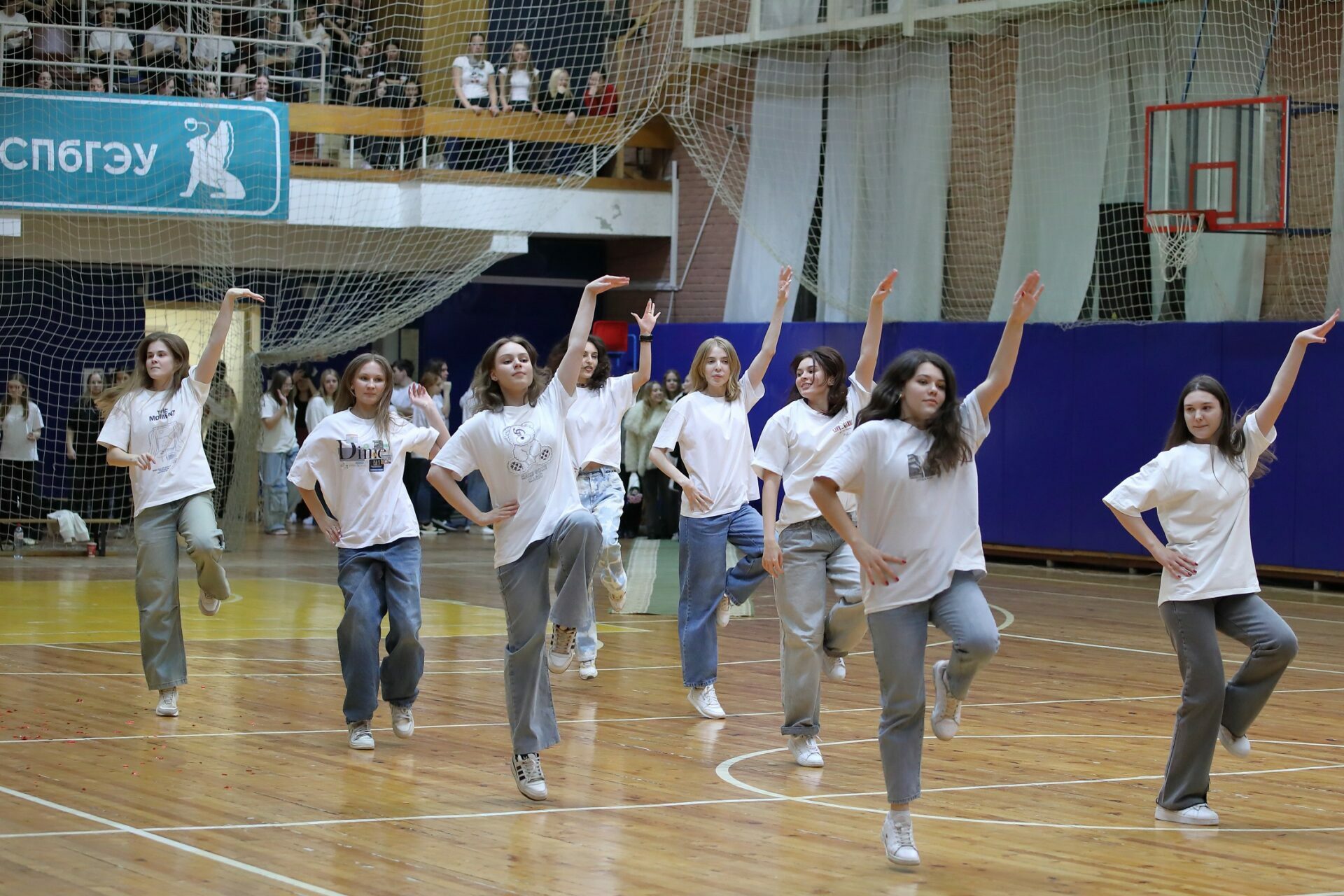 Студенты СПбГЭУ поздравляют кафедру физкультуры с&nbsp;90-летним юбилеем