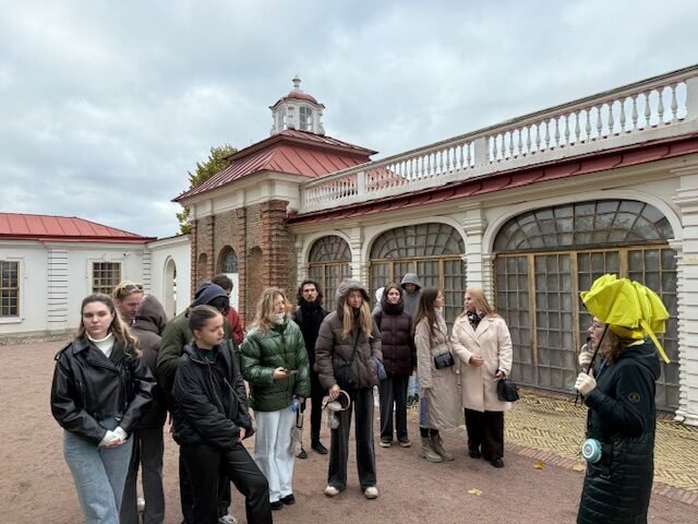 Студенты юридического факультета посетили выездную экскурсию в Петергоф
