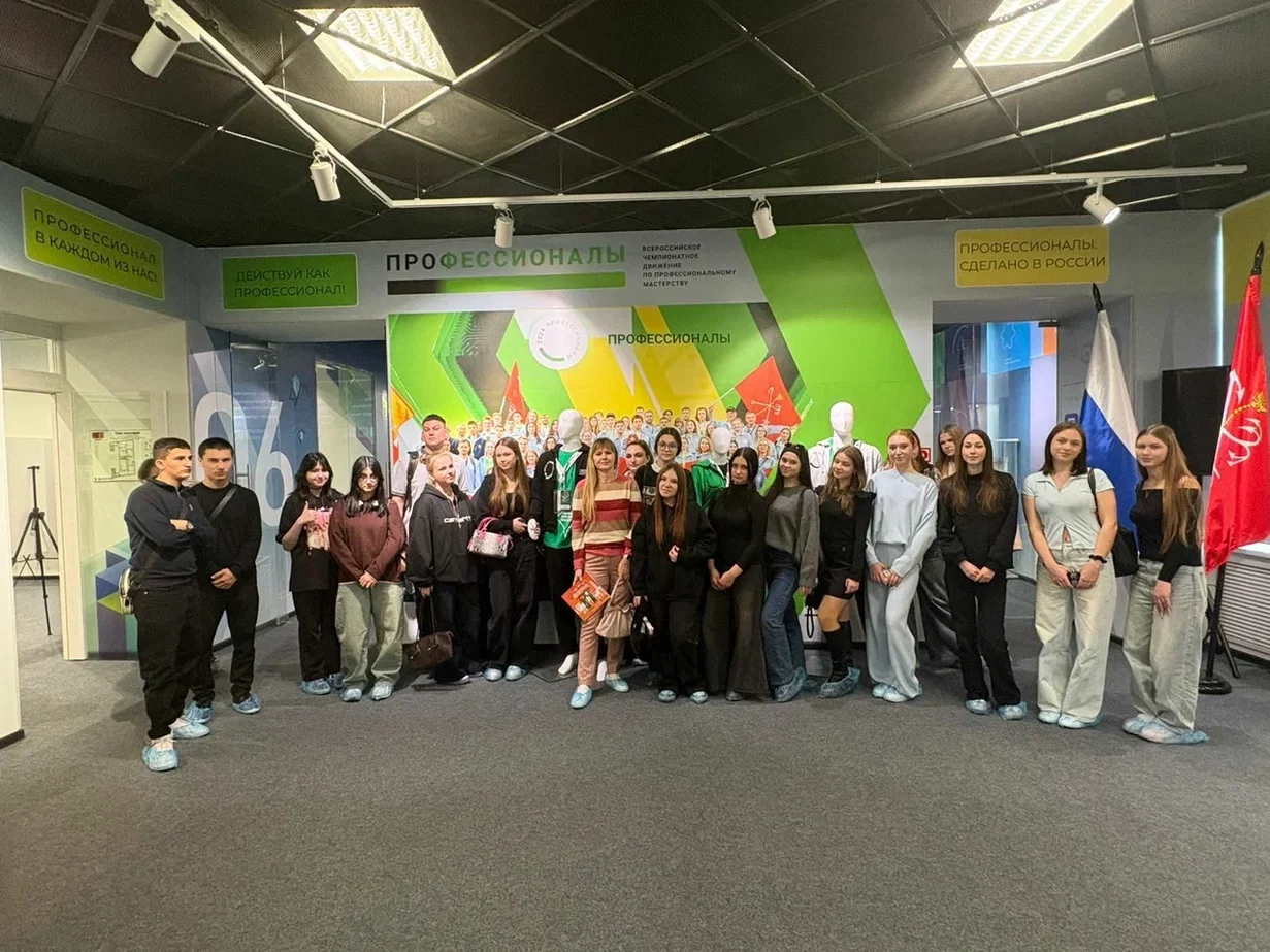 Первокурсники в Санкт-Петербургском музее истории среднего профессионального образования