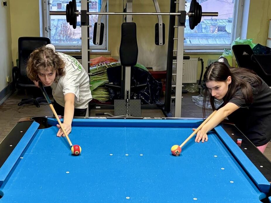 Студенты постигали азы бильярда