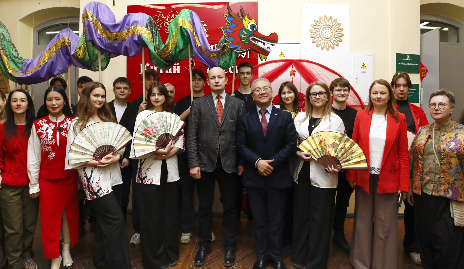 В&nbsp;СПбГЭУ Генконсул КНР открыл выставку «Краски Поднебесной»