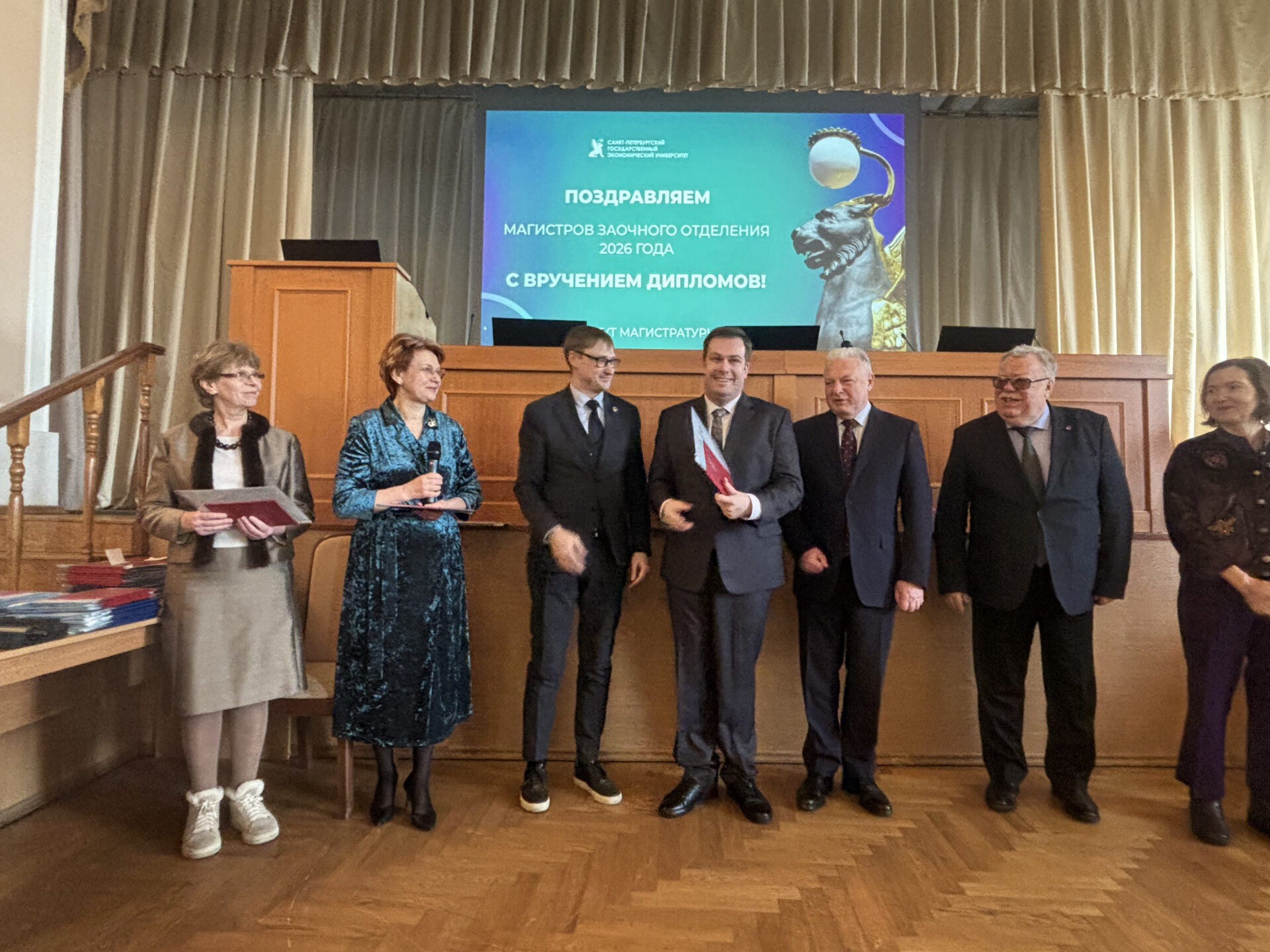 Выпускникам магистерской программы по&nbsp;логистике и&nbsp;маркетингу вручили дипломы